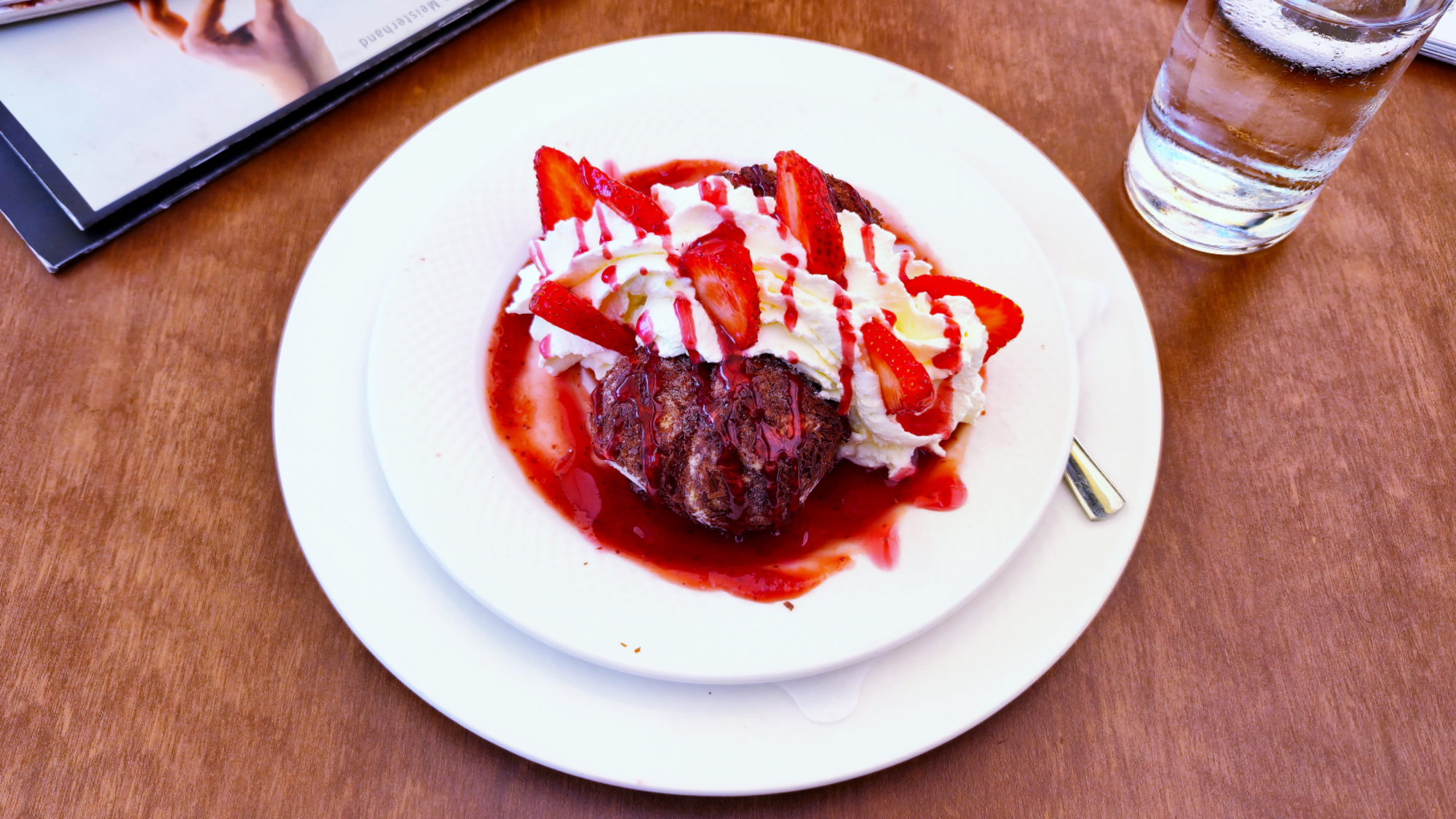 Erdbeer-Eisknödel im Café Schrögi in Grein