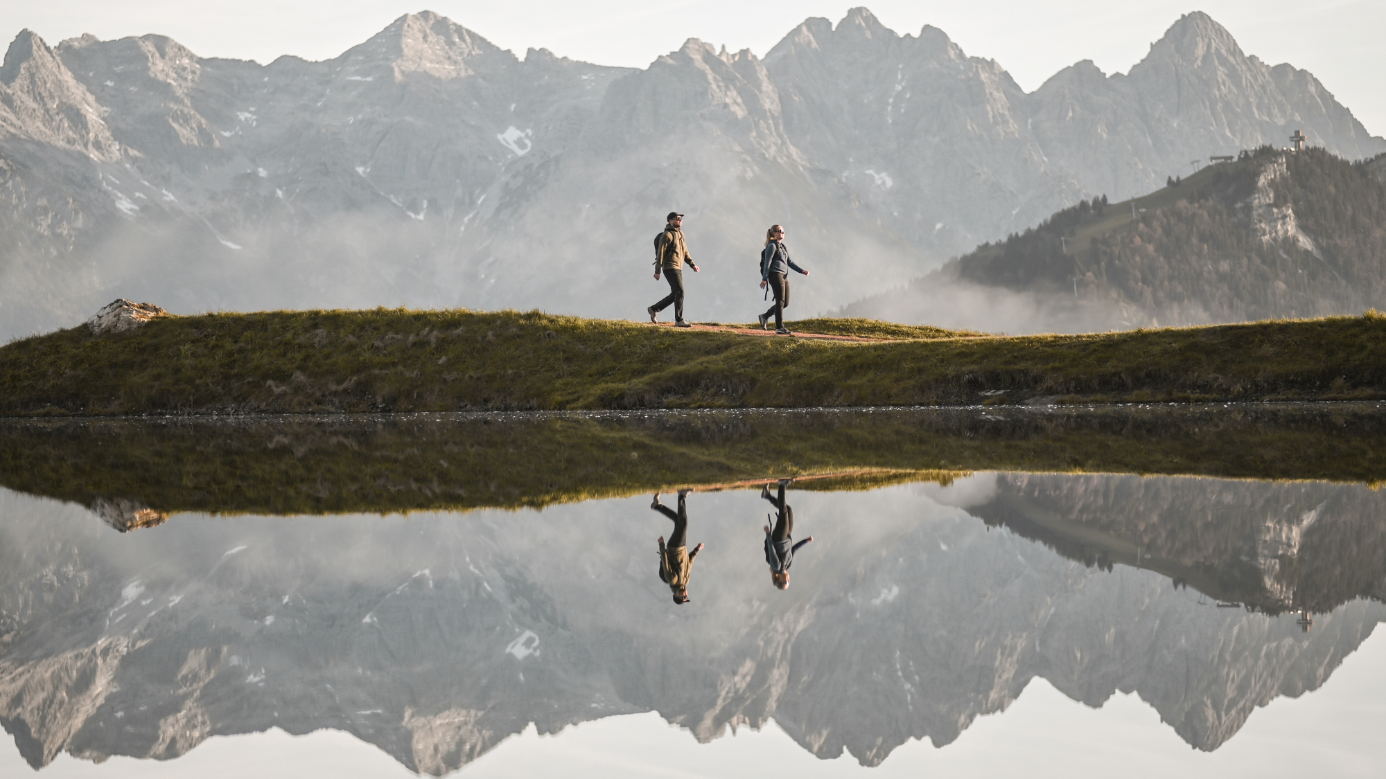 Herbstwandern am Bergsee