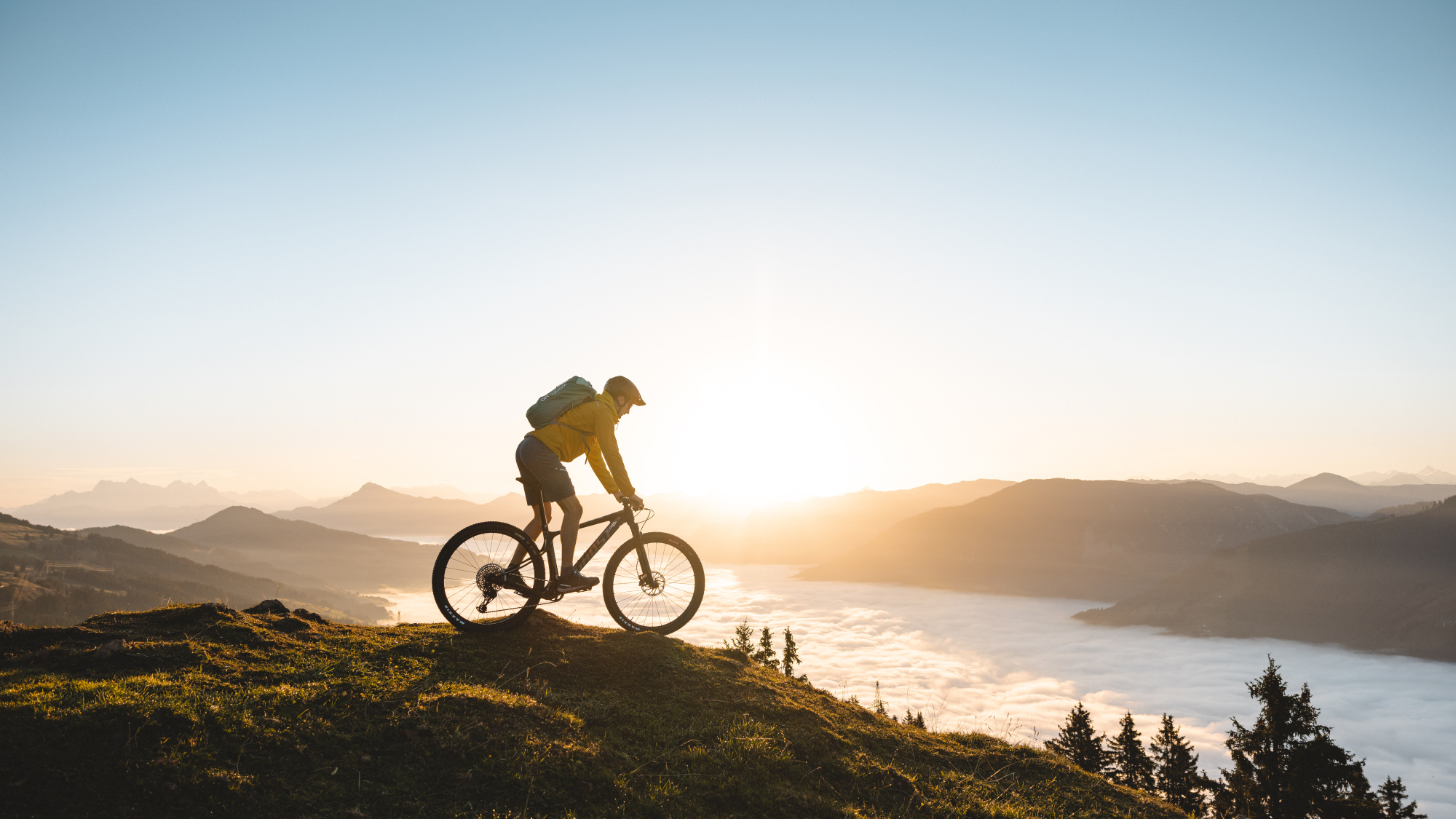 Mountainbiken bei Sonnenaufgang am Gipfel