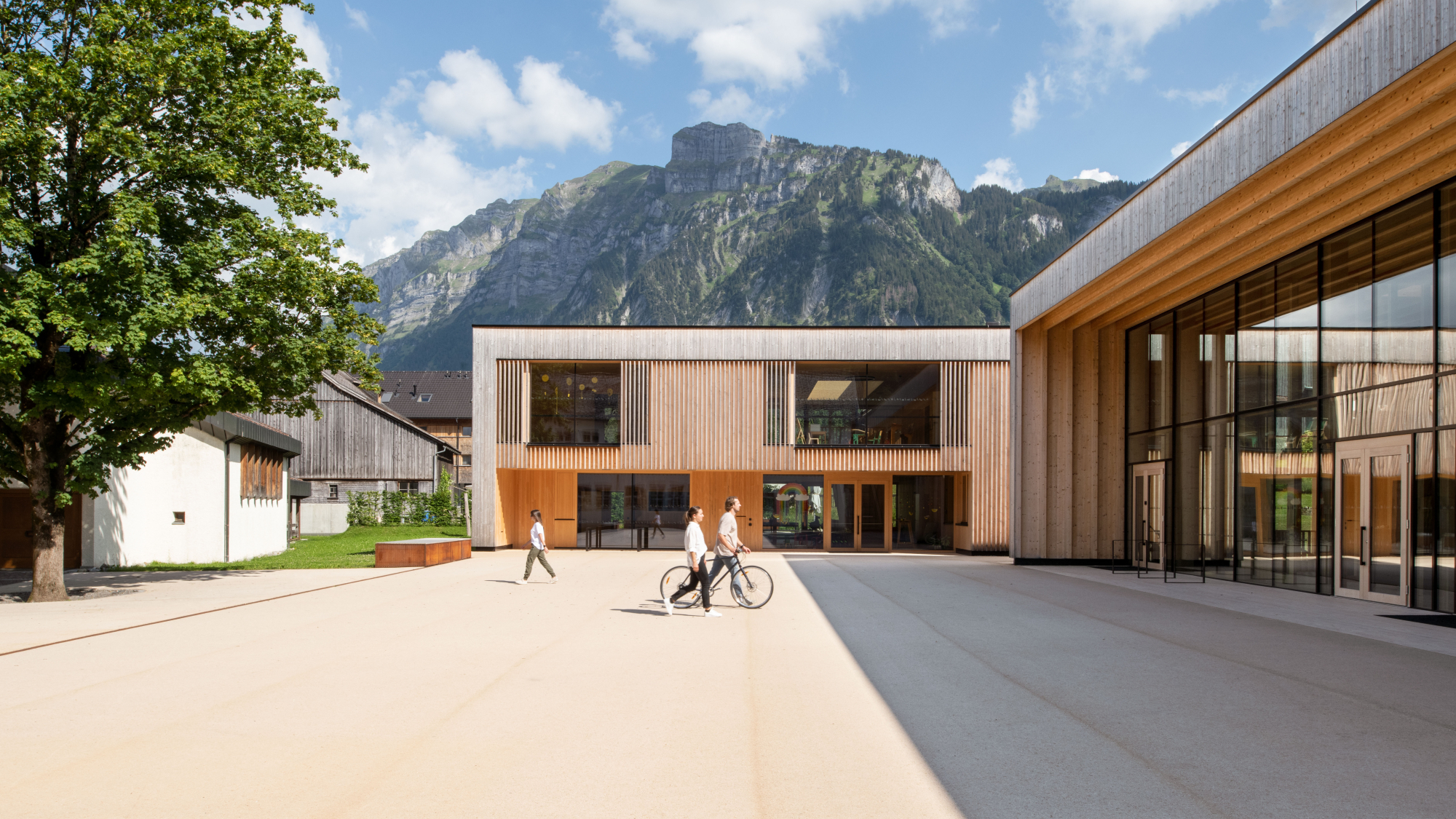 Dorfplatz in Mellau mit Kanisfluh im Hintergrund