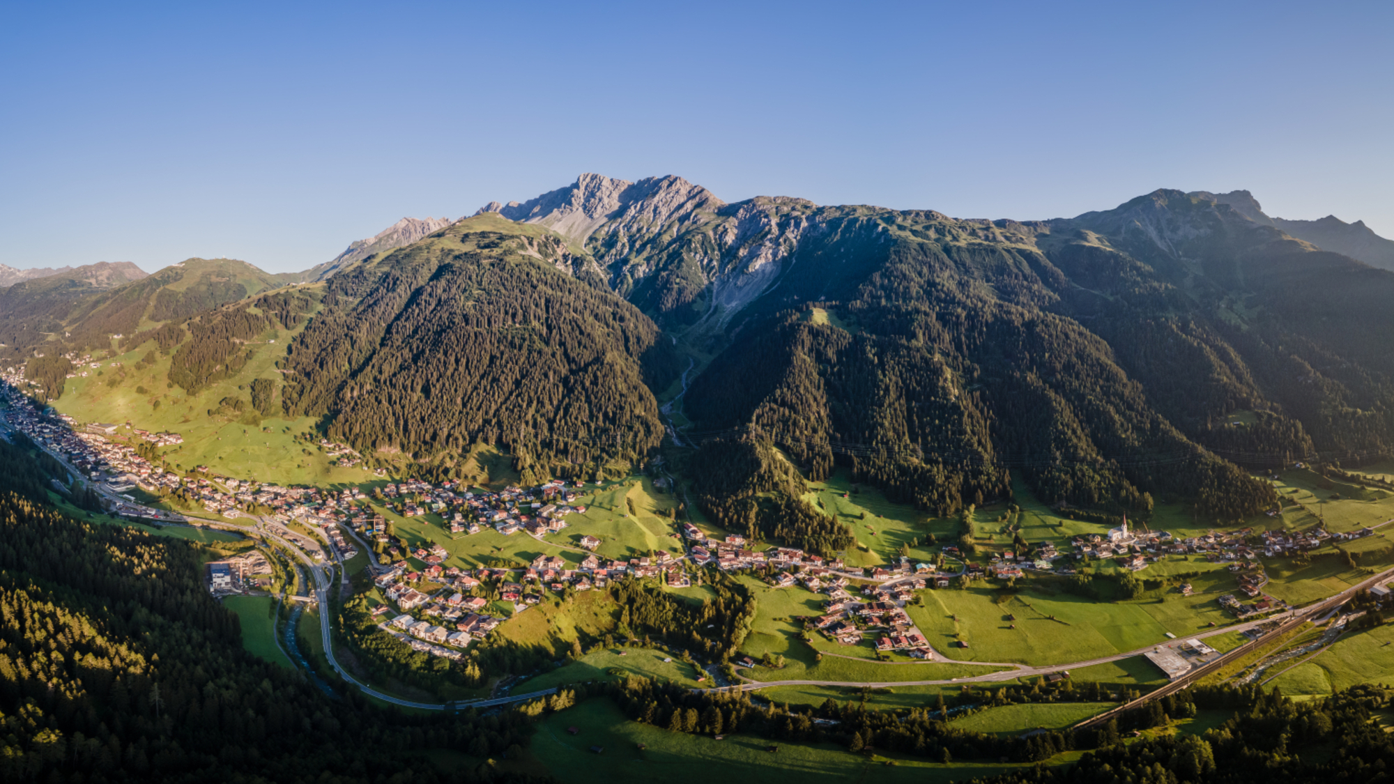 Sommerpanorama von St. Anton, St. Jakob