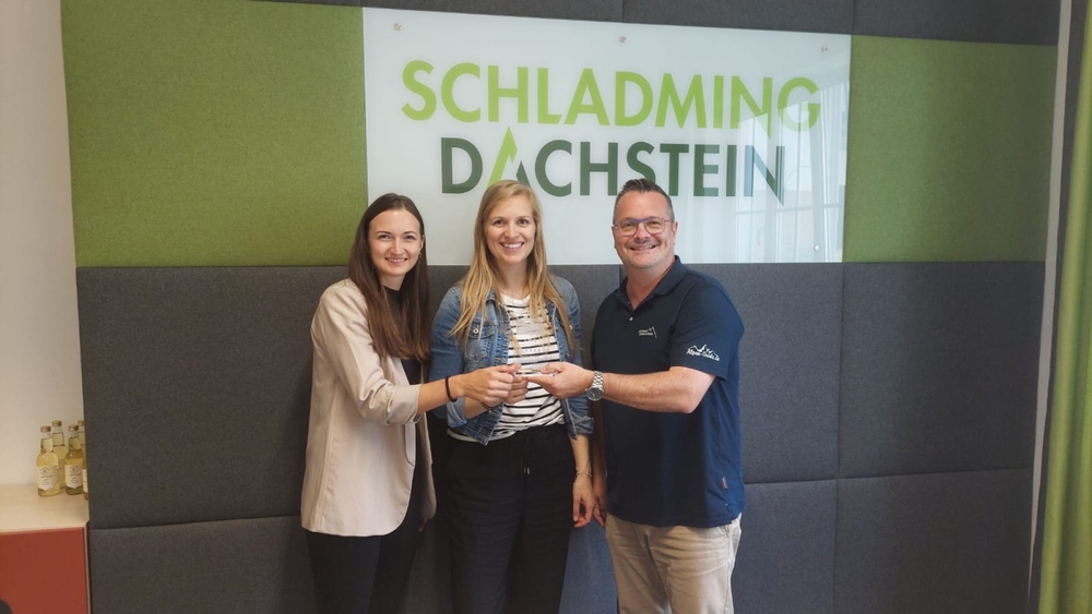 Almut Hutegger (Digitale Projekte | Online Marketing) und Lisa Moosbrugger (Marketing | Kampagnenabwicklung) nehmen den Preis von Christopher Lahm-Wolter entgegen