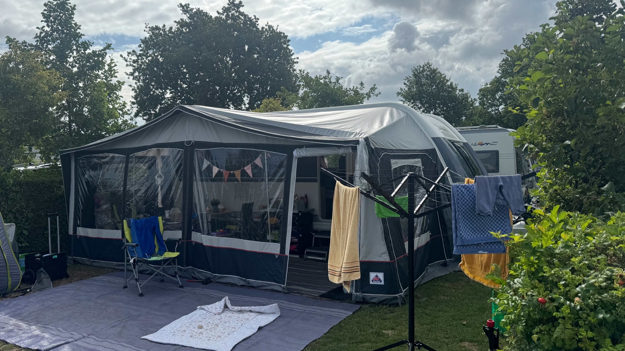 Teppich, Wäschespinne, Vorzelt – manche Gadgets sind im Campingurlaub sehr hilfreich