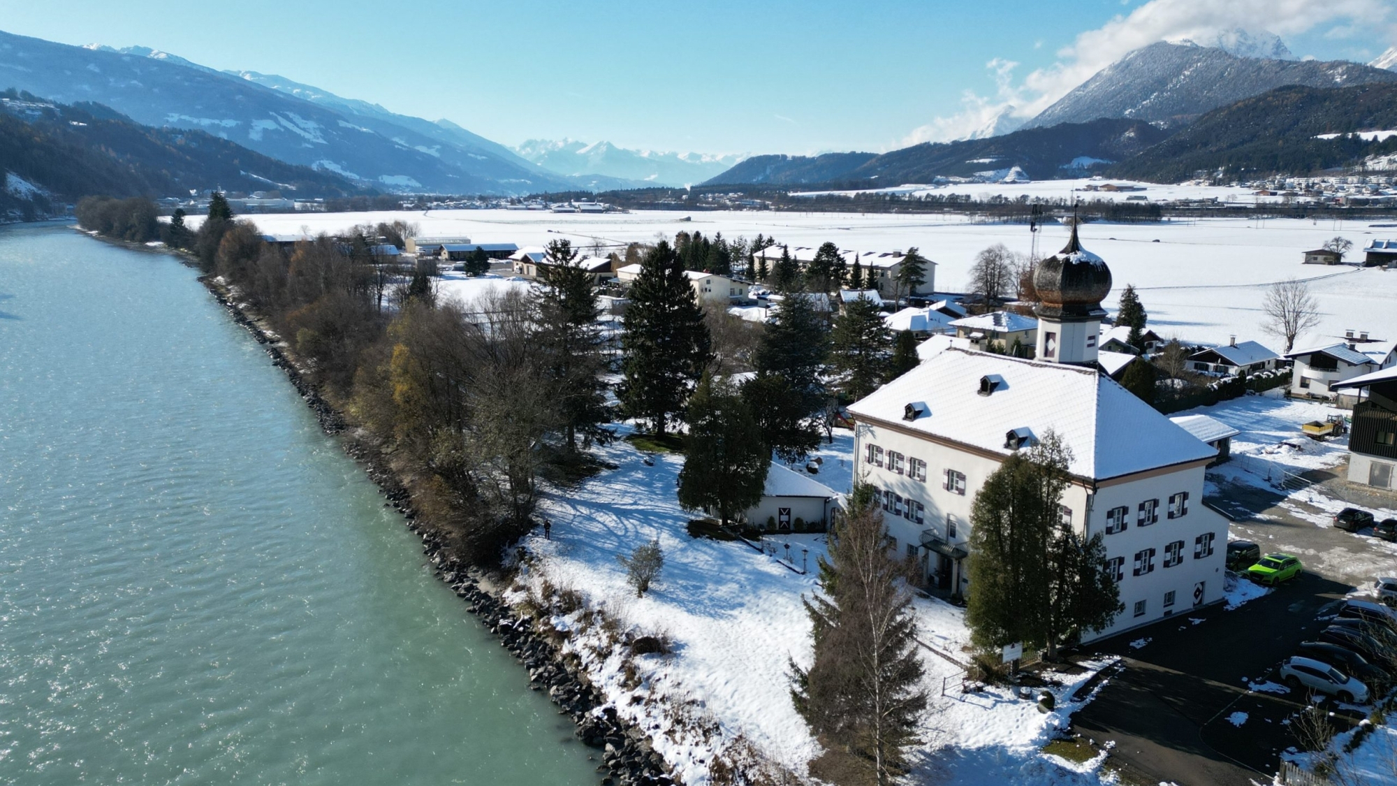 Das Schlosshotel Mitterhart liegt direkt am Inn