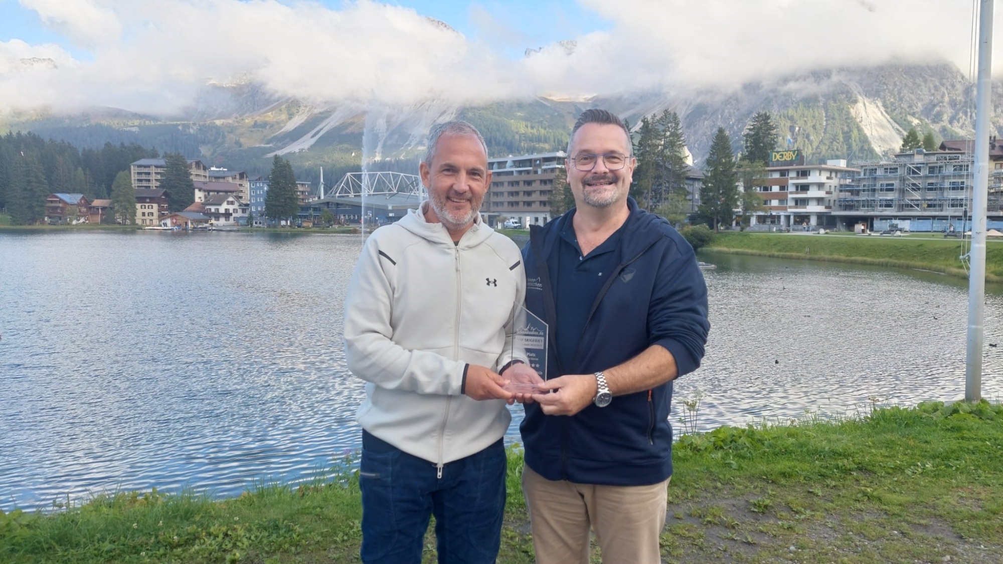 Reto Wyss, Leiter Marketing/Gästeservice/Events Arosa Bergbahnen AG nahm den Preis von Christopher Lahm-Wolter entgegen