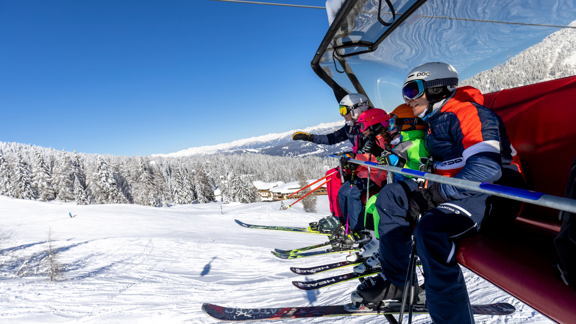 Skifahrerfamilie am Weg zur Funpiste The Snake