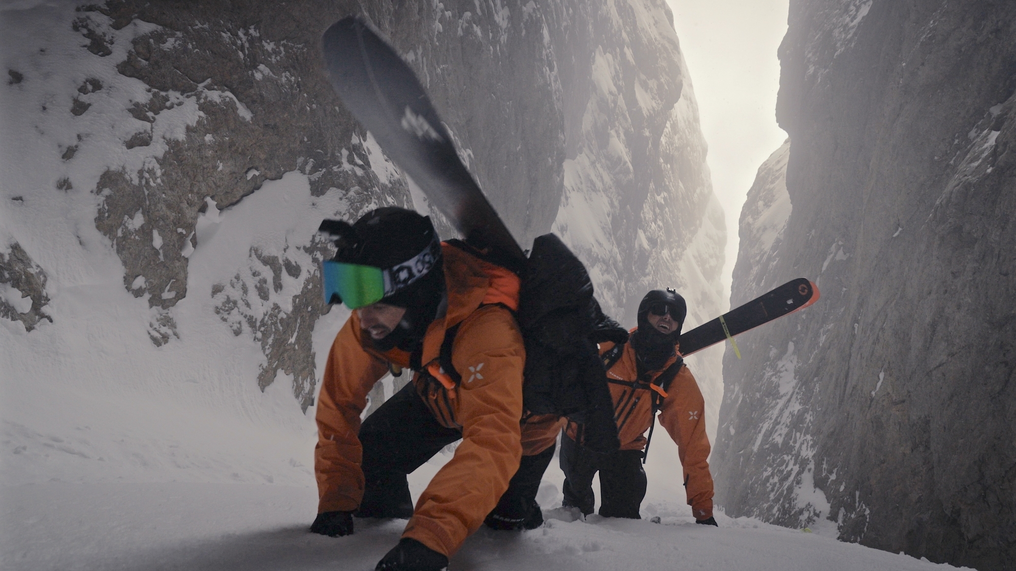 Jakob und Matthias Weger in einer Felsschlucht