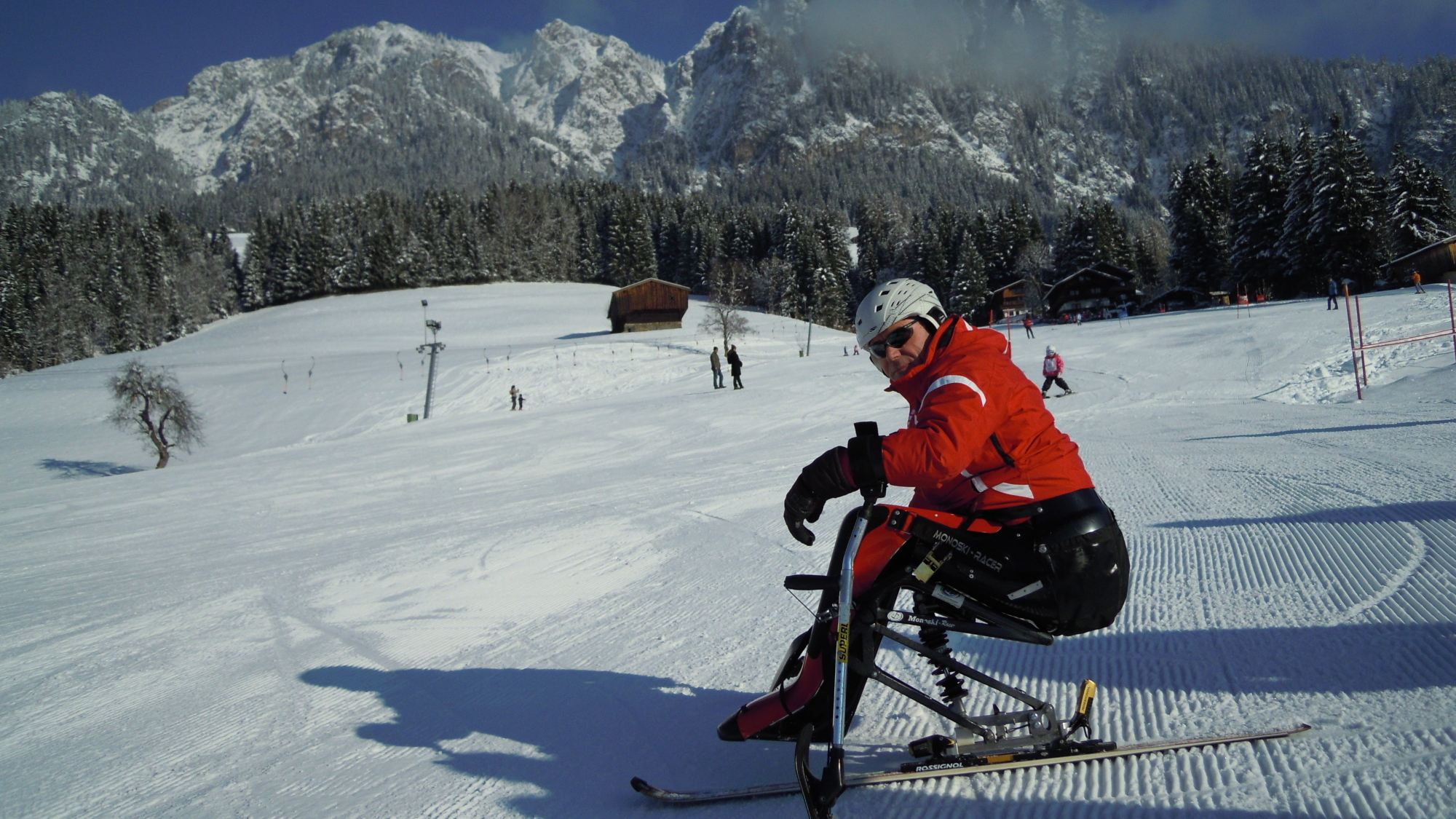 Skischulleiter Sepp Margreiter beim Monoskifahren in Alpbach.