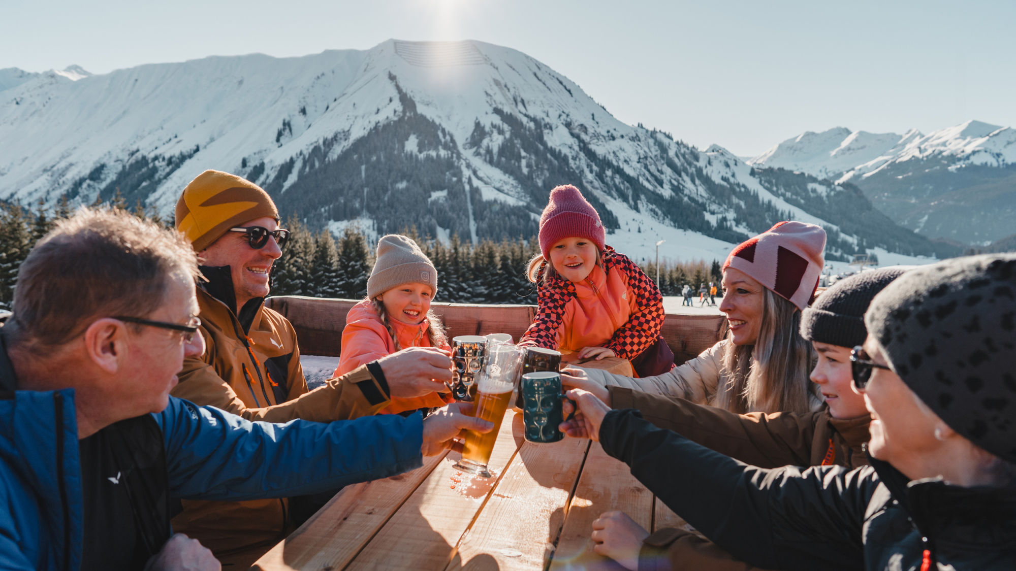 Urgemütlich: der gemeinsame Einkehrschwung in einer der vielen Hütten und Almen der Tiroler Zugspitz Arena.