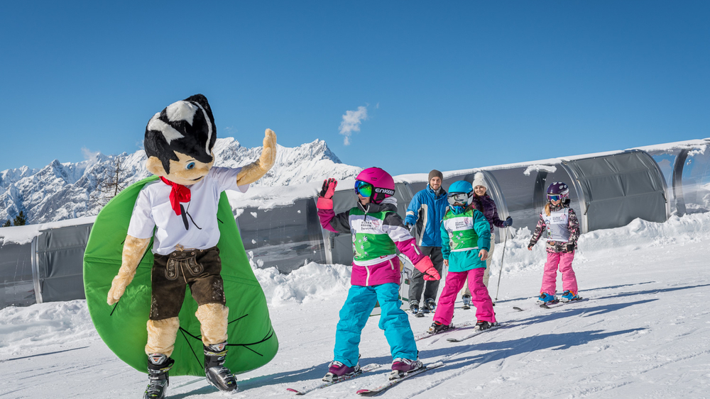 Ob zum Skifahren lernen oder Skills perfektionieren: Der Karwendolin Skispaß Gutschein kann im Zeitraum von 22. Dezember 2025 bis 6. März 2026 eingelöst werden.