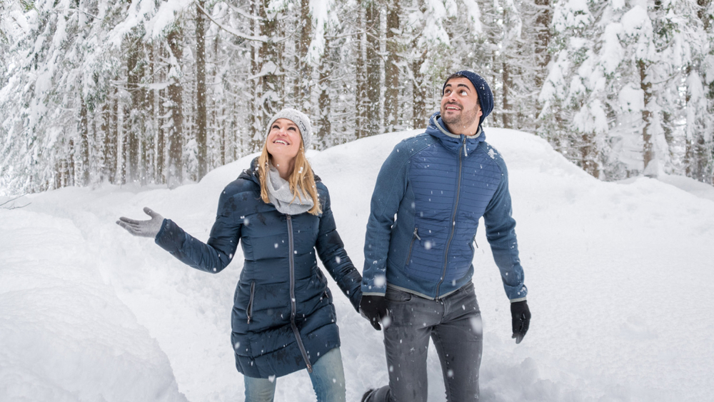 Ein Winterwandertraum: Dem Knirschen des frischen Schnees unter den Füßen lauschen, die kräftige Wintersonne im Gesicht spüren und stärkende Tiroler Kost genießen.