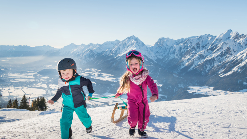 In der Karwendel findet sich die längste Rodelbahn Nordtirols – pures Rodelvergnügen über der Silberstadt Schwaz.