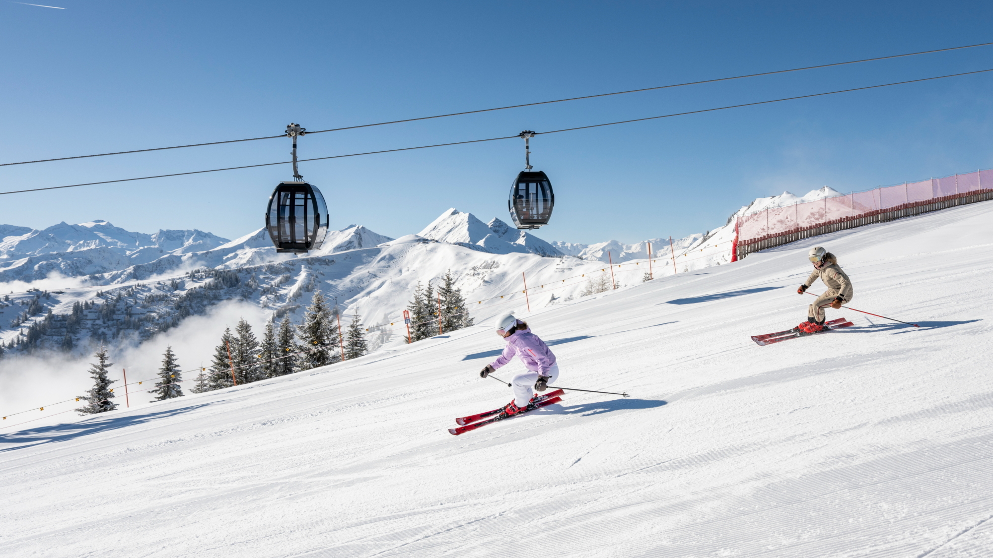 Zwei Skifahrerinnen vor der neuen Kieserlbahn