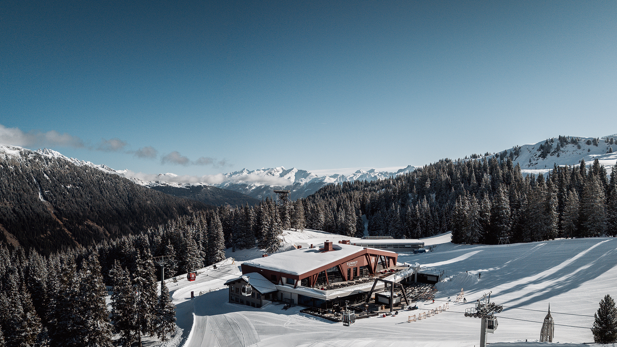 Aussenansicht mit Seilbahn Summit Mountain Club