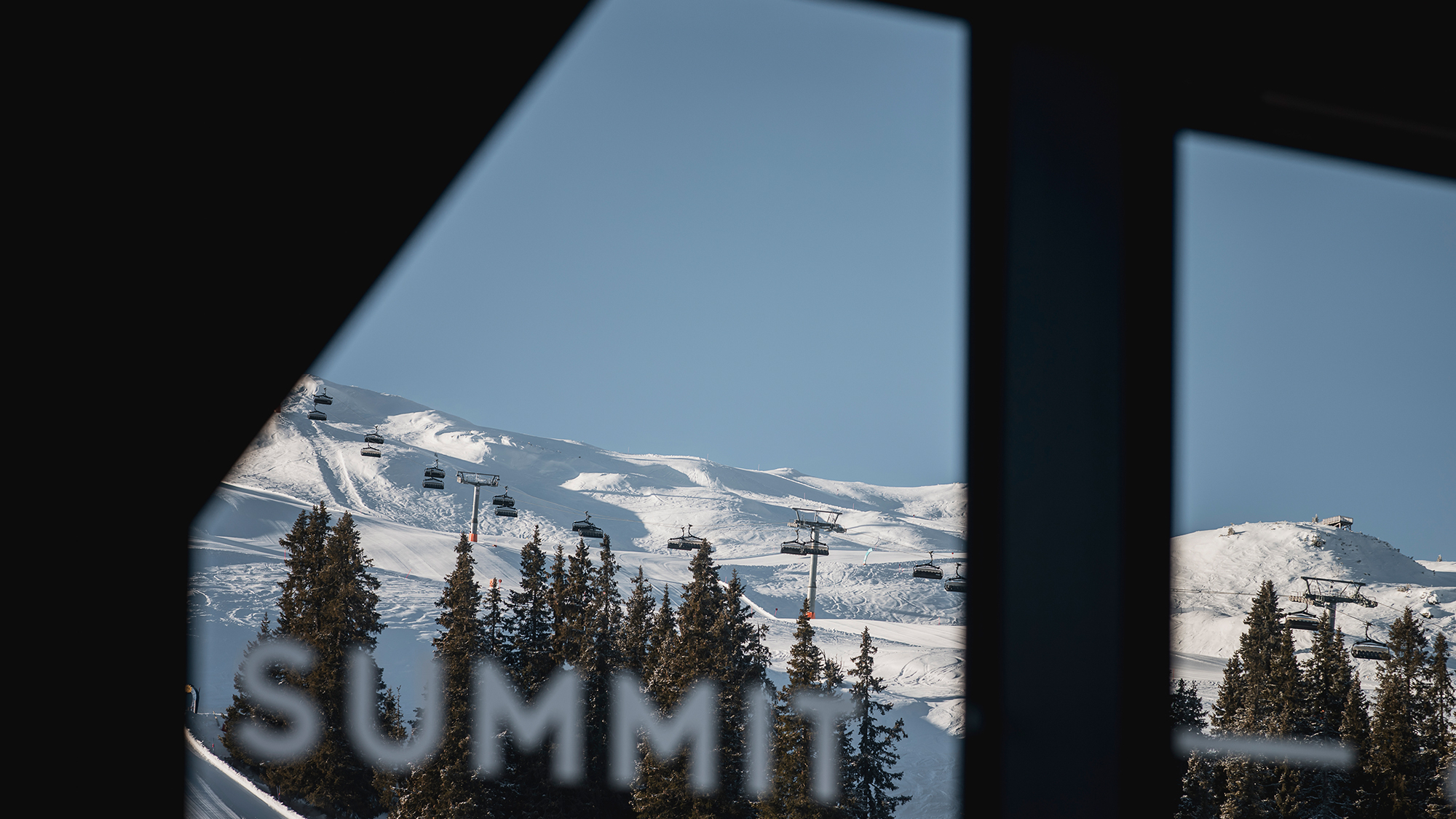 Ausblick auf die Skipisten vom Summit Mountain Club in Ratschings-Jaufen