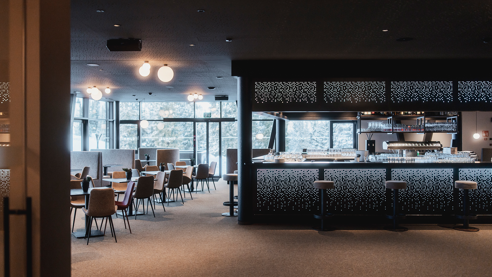 Inneneinrichtung Barbereich Summit Mountain Club