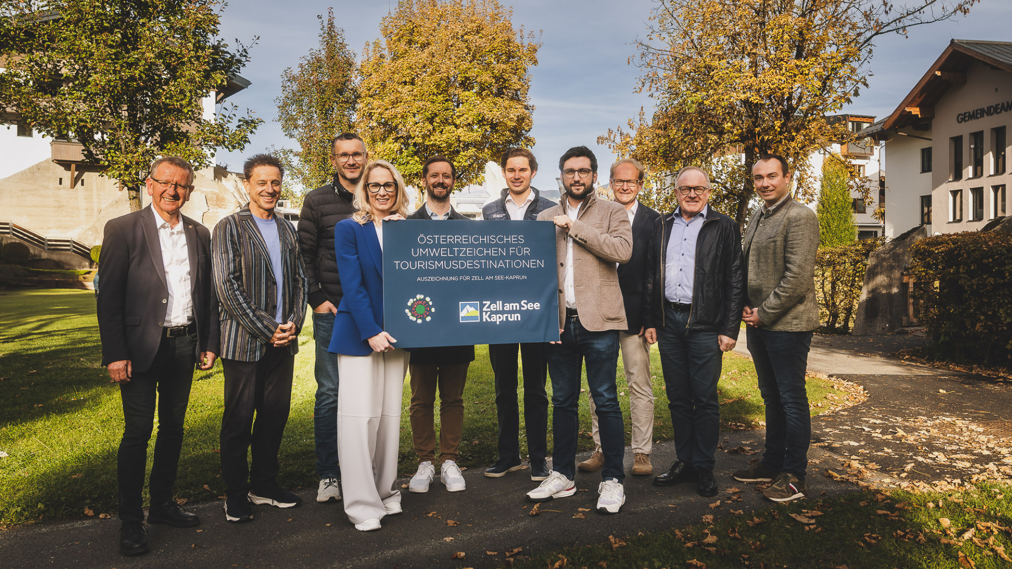 vlnr: Andreas Wimmreuter (Bürgermeister Zell am See), Christoph Bründl (Obmann TVB Kaprun), MMag. Thomas Maierhofer (Vorstand Gletscherbahnen Kaprun AG), Marina Schwab, Michael Amon und Moritz Skolaut (Zell am See-Kaprun Tourismus GmbH), Maximilian Posch (Obmann TVB Zell am See), Mag. Johann Madreiter (Nachhaltigkeitsberater), Dr. Erich Egger (Vorstand Schmittenhöhebahn AG), Domenik David (Bürgermeister Kaprun)