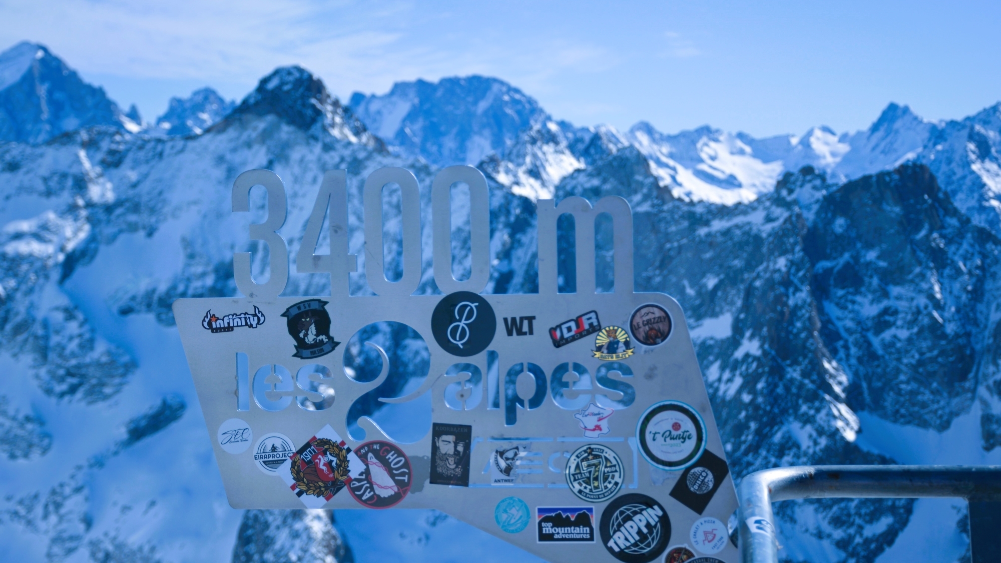 Von der Aussichtsplattform am Pistenrand (3.400m) hat man einen famoser Blick über den Nationalpark Écrins