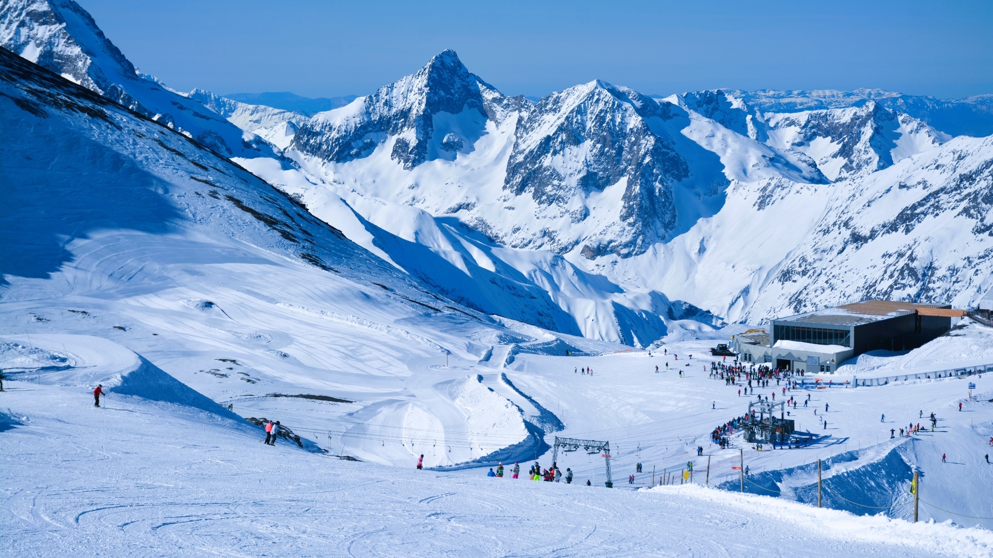 Die Bergstation (3.200 m) der 148 Mio. Euro teuren Seilbahnanlage „Jandri“ wurde gut in die hochalpine Landschaft integriert.