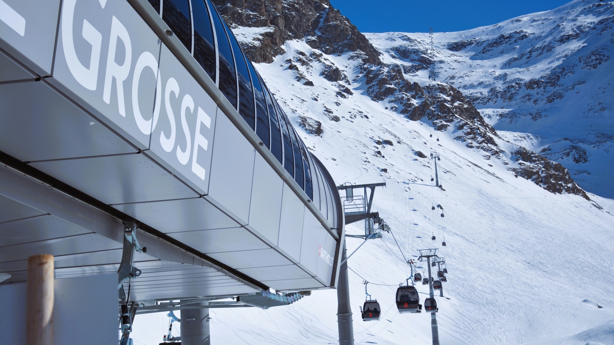 Die moderne 8er Gondelbahn „Pierre Gross“ führt von 2.221 m bis auf 3.176 m hinauf