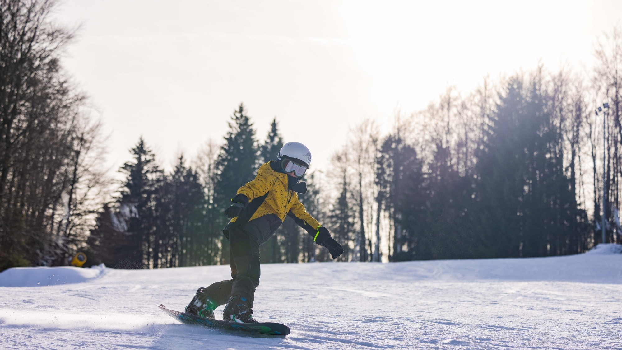 Snowborder im Skigebiet Bödefeld Hunau
