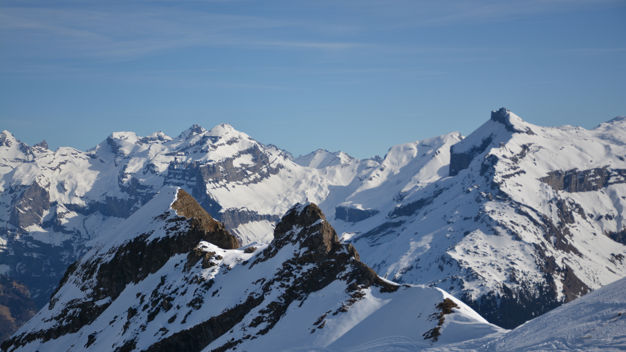 „Les Cascades“ zieht hinter den beiden braunen Bergspitzen vollkommen abgeschieden nach Sixt.