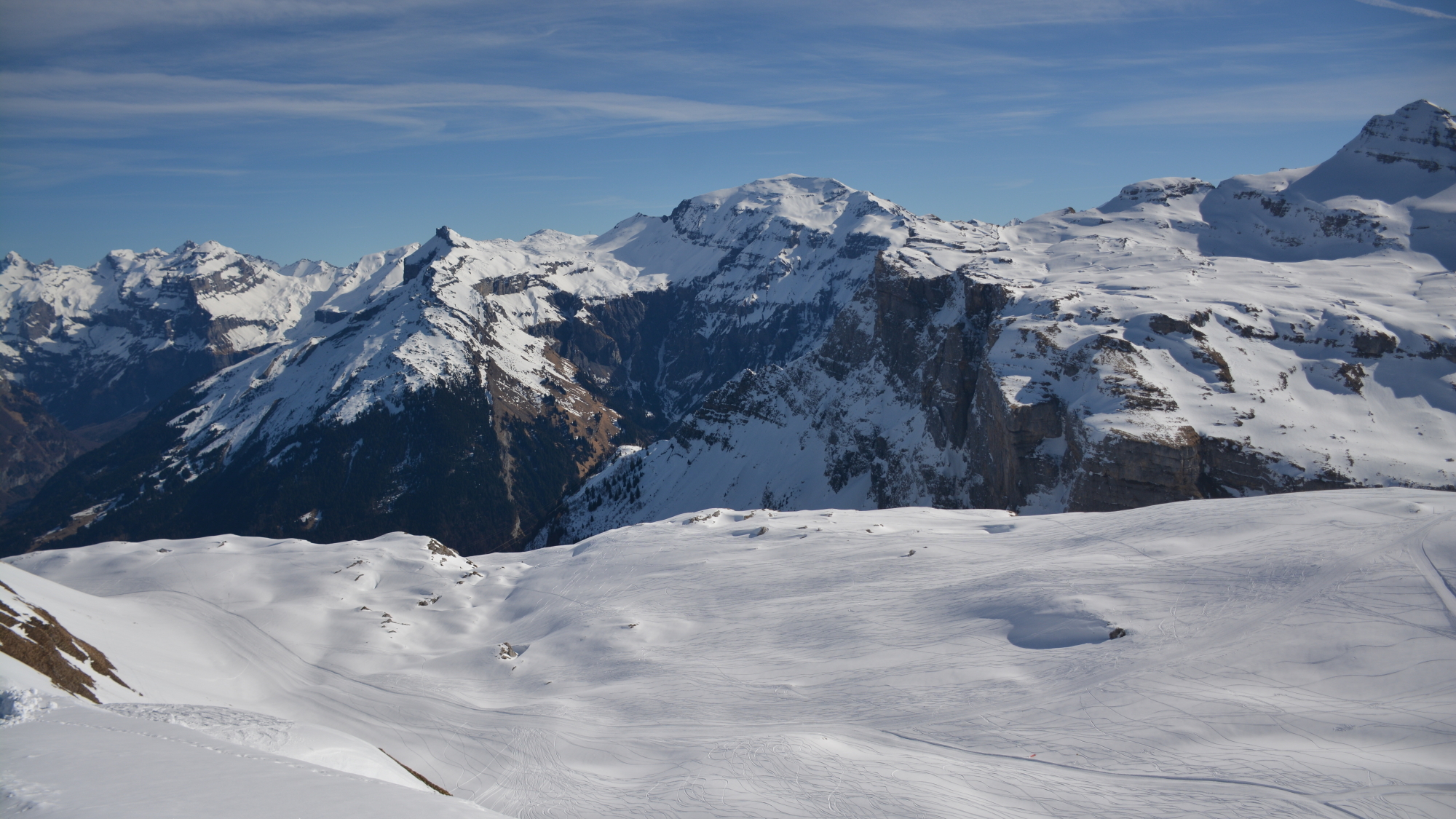 Bildmitte: Der „Ladies Mont Blanc", wie der Mont Buet (3096 m) auch genannt wird, ist ein mächtiger Gipfel in den Chablais Alpen