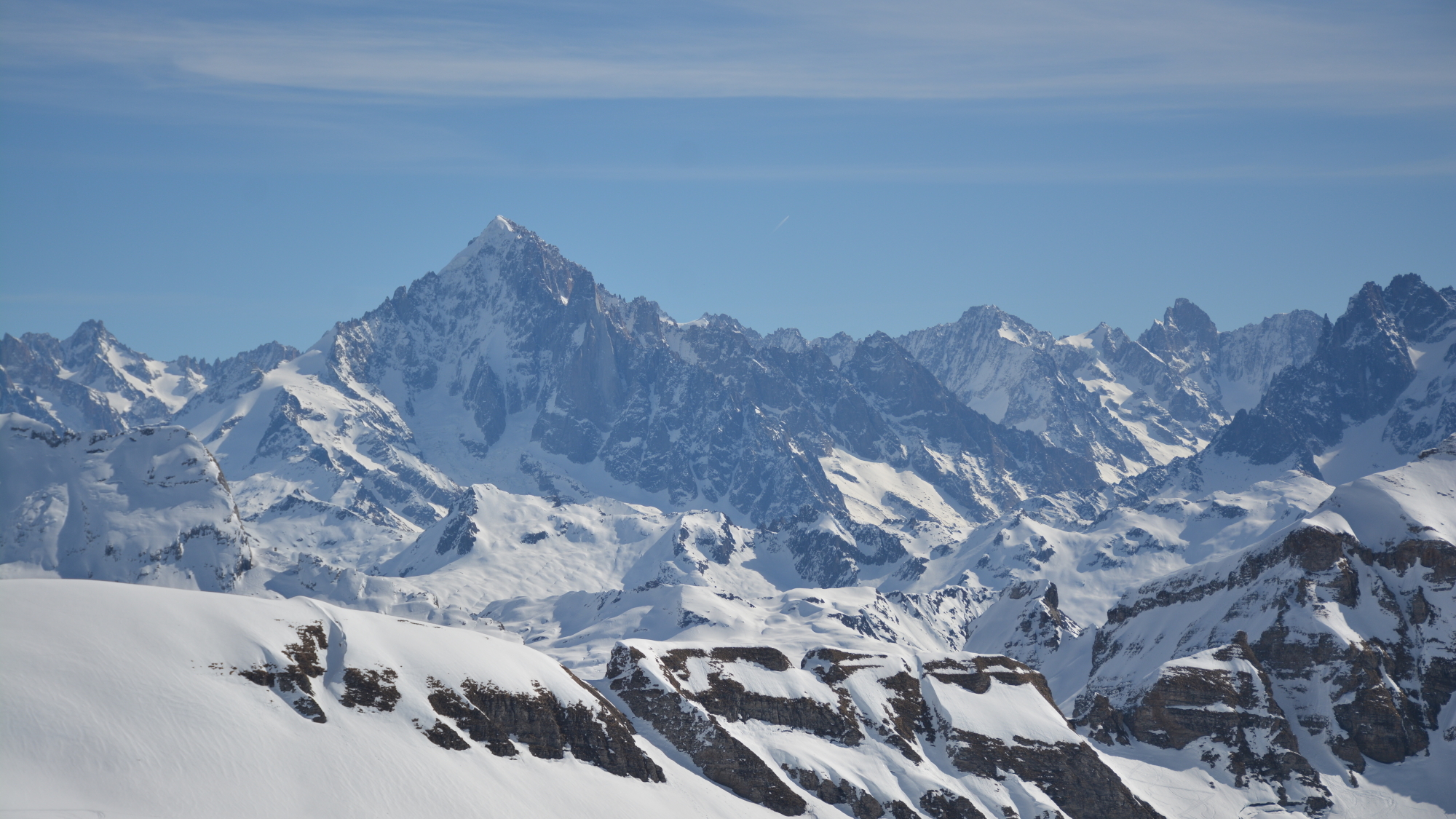 Der kühne Granitzacken der Aiguille du Dru (3754 m) mit seiner imposanten Westwand