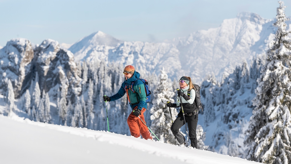 Zwei Personen beim Schneeschuhwandern am Laber im Naturpark Ammergauer Alpen