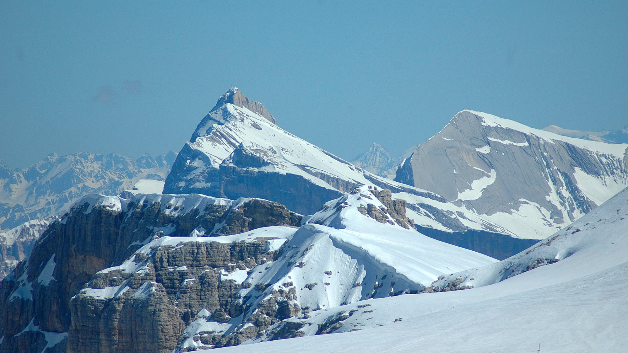Blick vom Sass Pordoi zu den Fanes-Bergen (3026 m