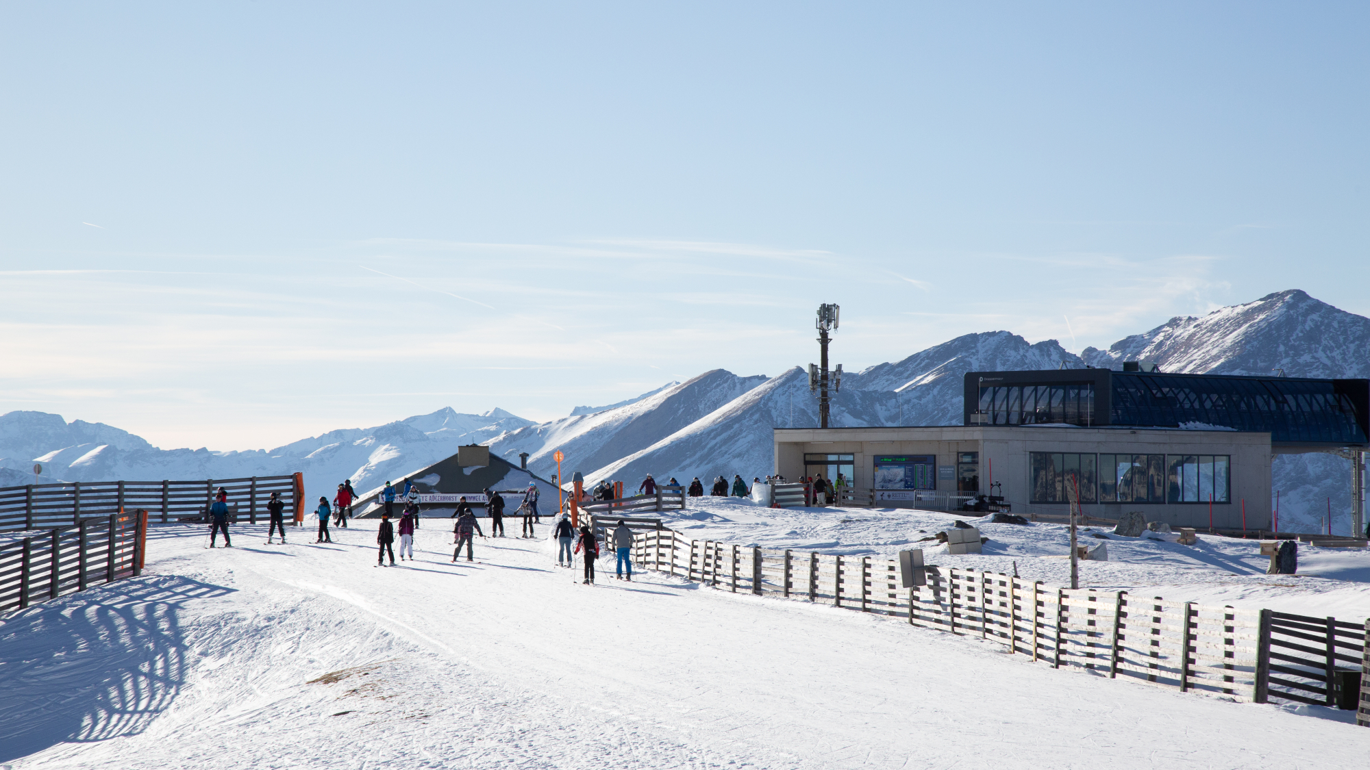 Blick auf die Bergstation am Aineck