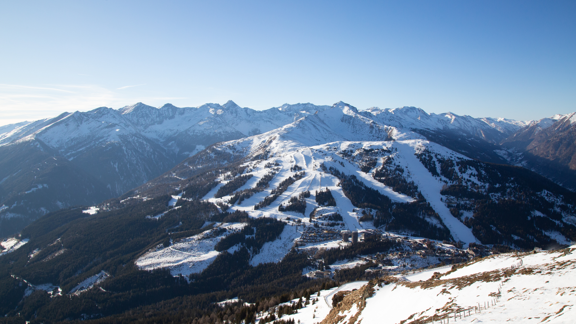 Blick auf das Skigebiet am Tschaneck