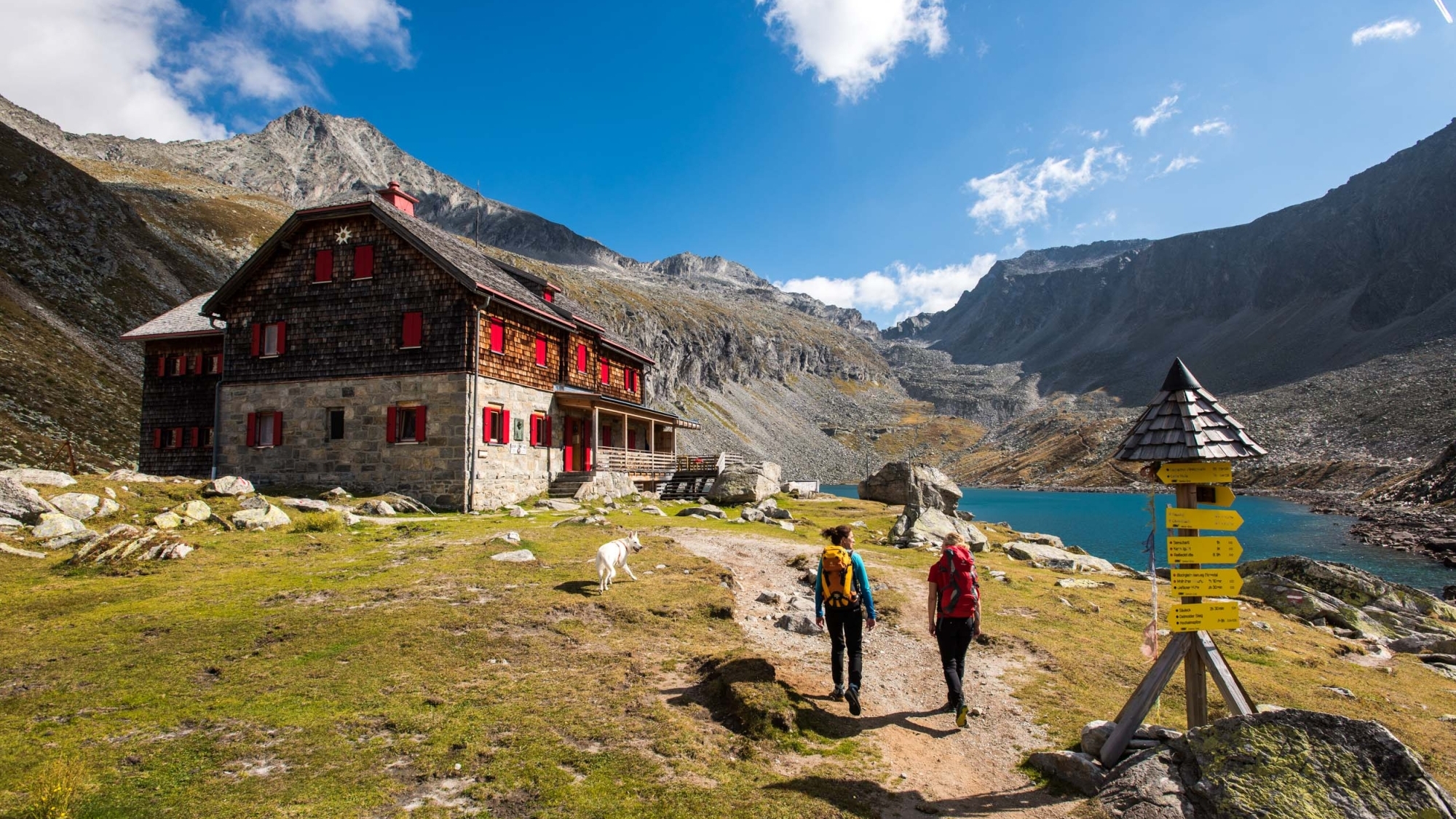 Wanderer vor dem Arthur von Schmid Haus im Nationalpark Hohe Tauern Kärnten