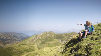 Kinder genießen den Ausblick in Saalbach