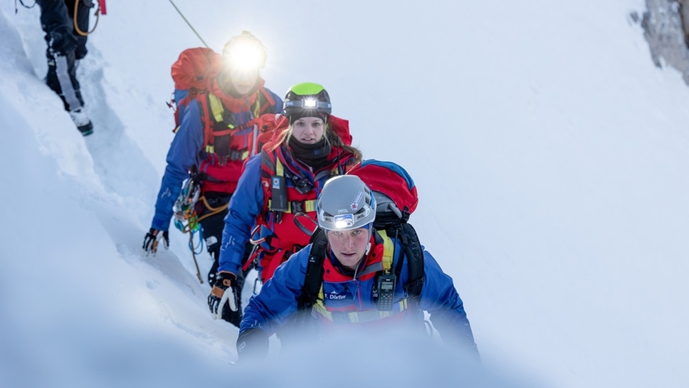Bergwacht Grainau tief im Schnee in der Nähe des Zugspitzgipfels