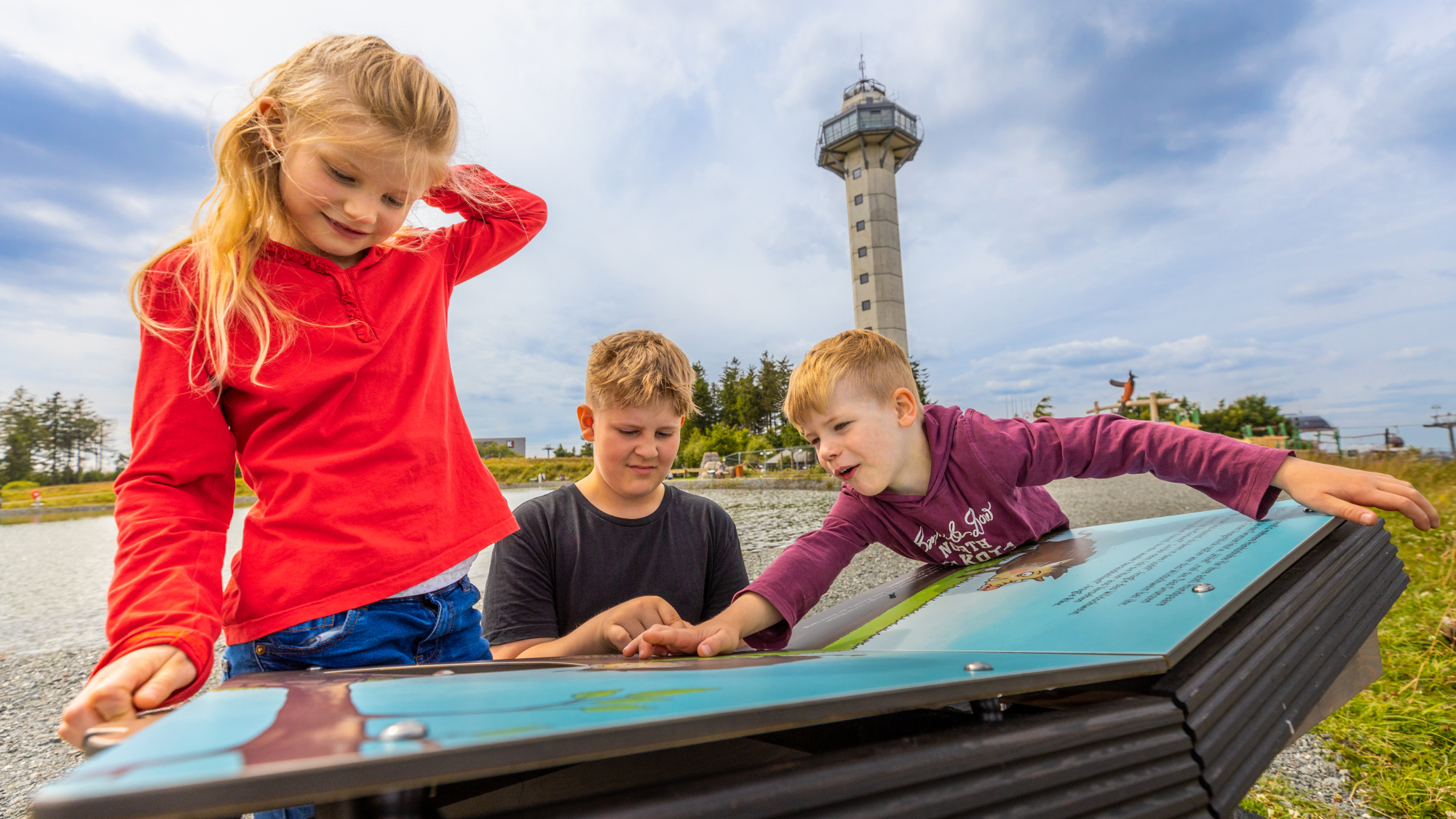 Kinder auf Entdeckungstour auf dem Ettelsberg