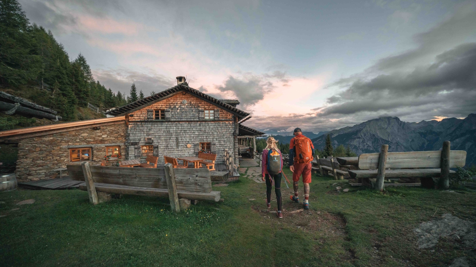 Wanderer unterwegs auf dem Alpina Antica Trail