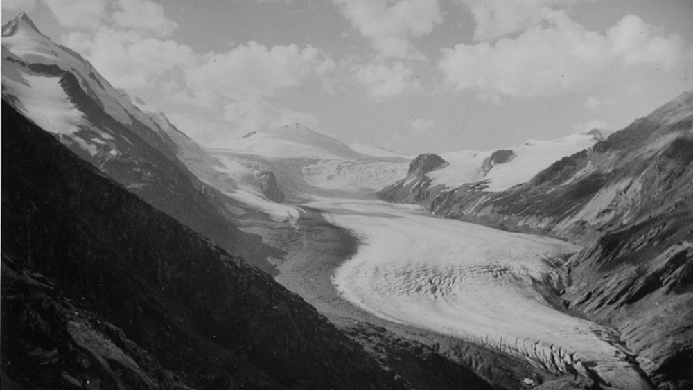 Eindrucksvolle Frontalansicht aus südöstlicher Richtung (Viktor-Paschinger-Weg) auf Großglockner, Pasterze und Johannisberg auf einem Foto aus den 1920er Jahren
