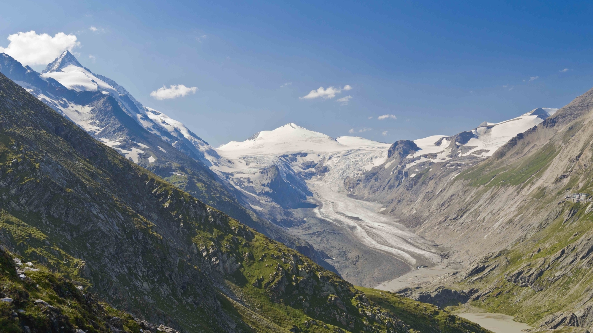 Frontalansicht aus südöstlicher Richtung (Viktor-Paschinger-Weg) auf Großglockner, Pasterze und Johannisberg im Jahr 2012
