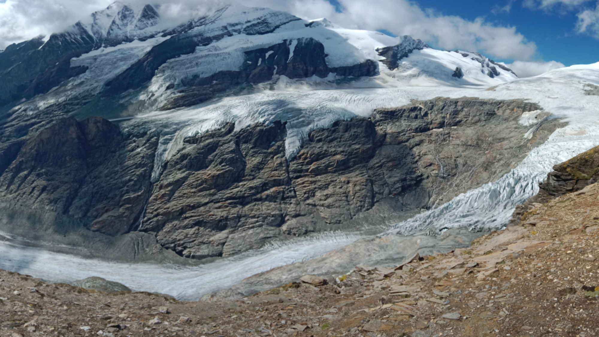Blick von oben auf den Hufeisenbruch und die letzte Eisverbindung zur Pasterzenzunge im September 2025