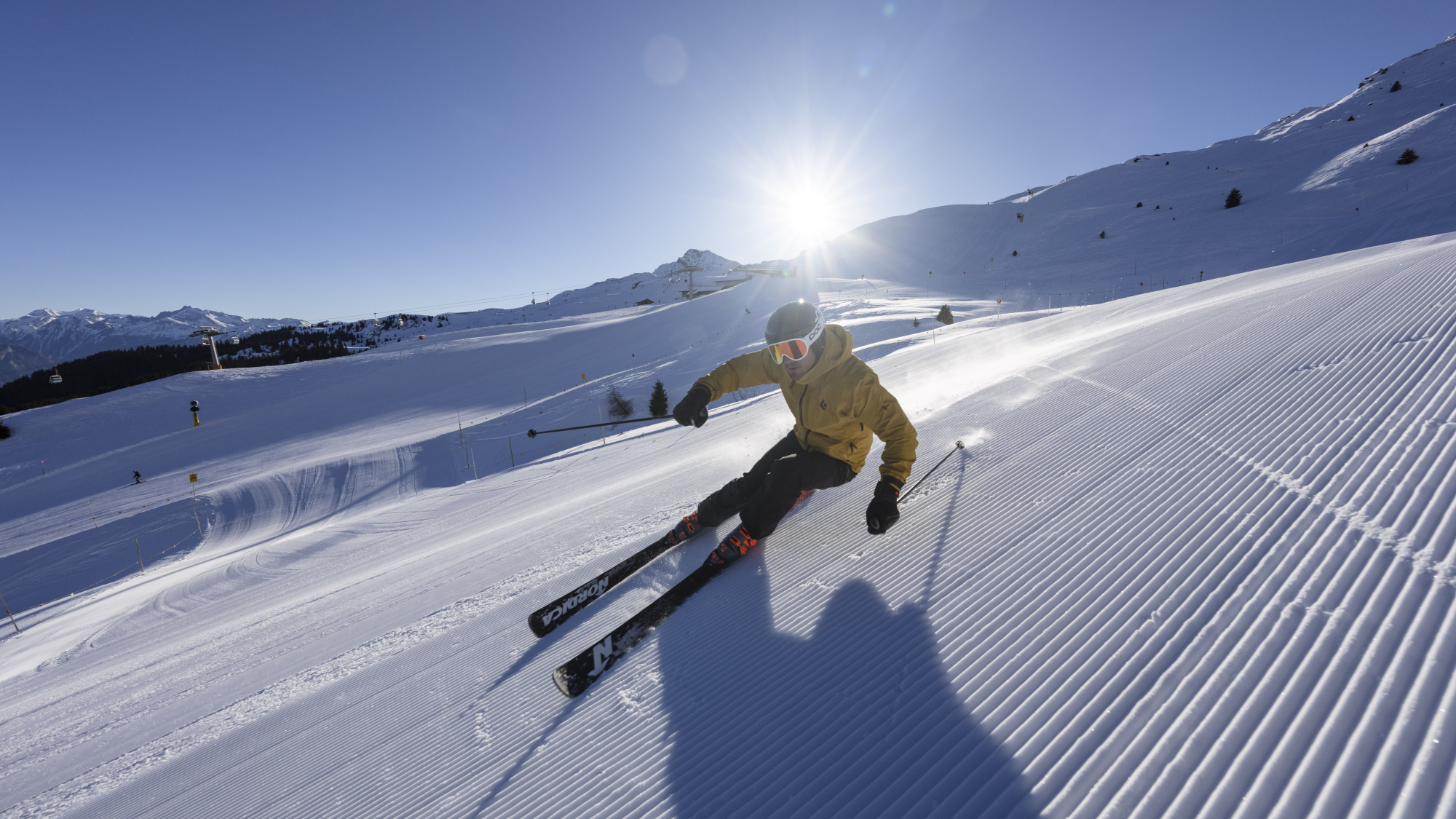Skiläufer auf glatter Piste bei klarem Himmel und strahlender Sonne in Ratschings-Jaufen
