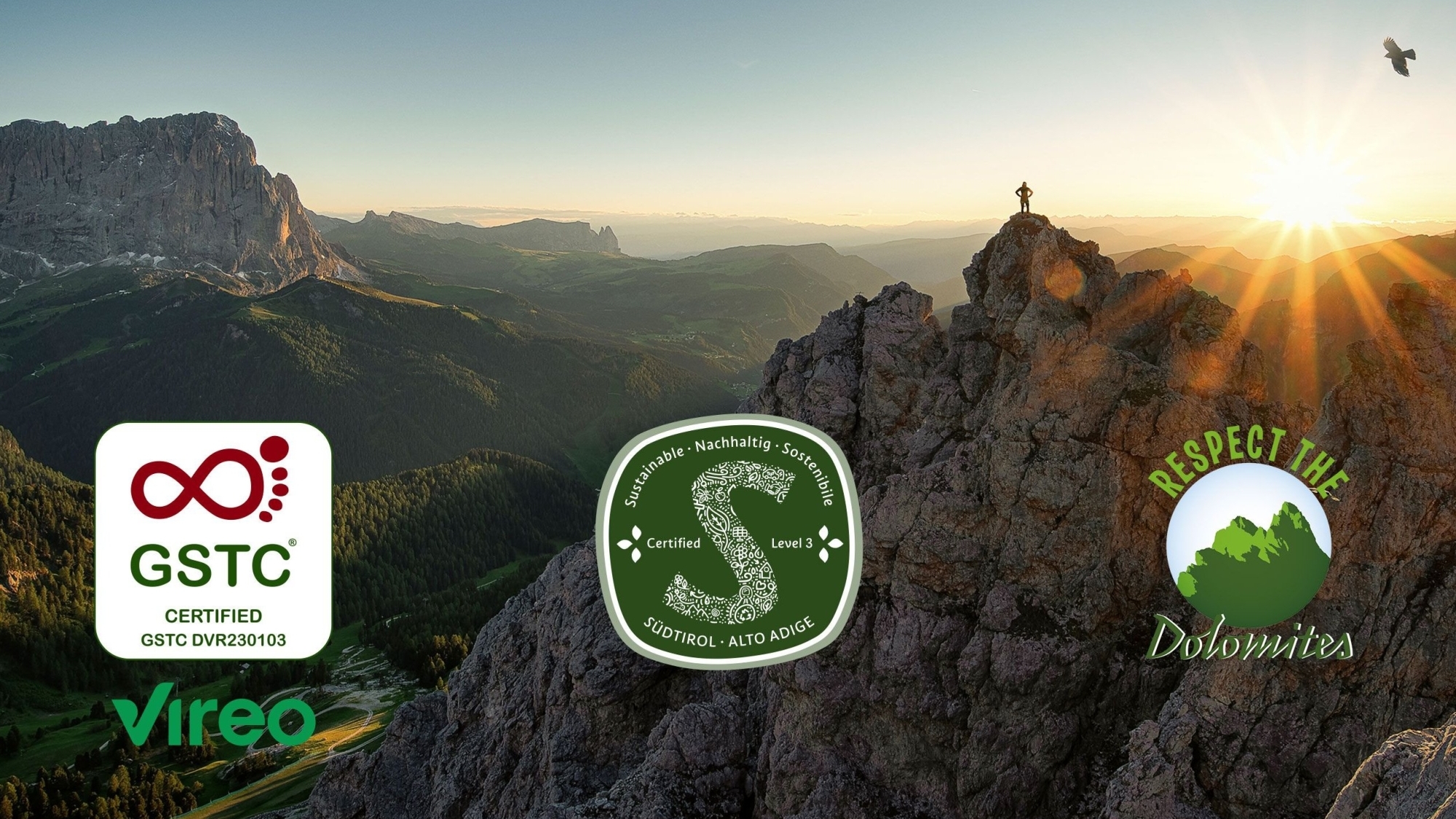 Felsiger Berg in den Dolomiten mit Einzelperson und Sonnenstrahlen.