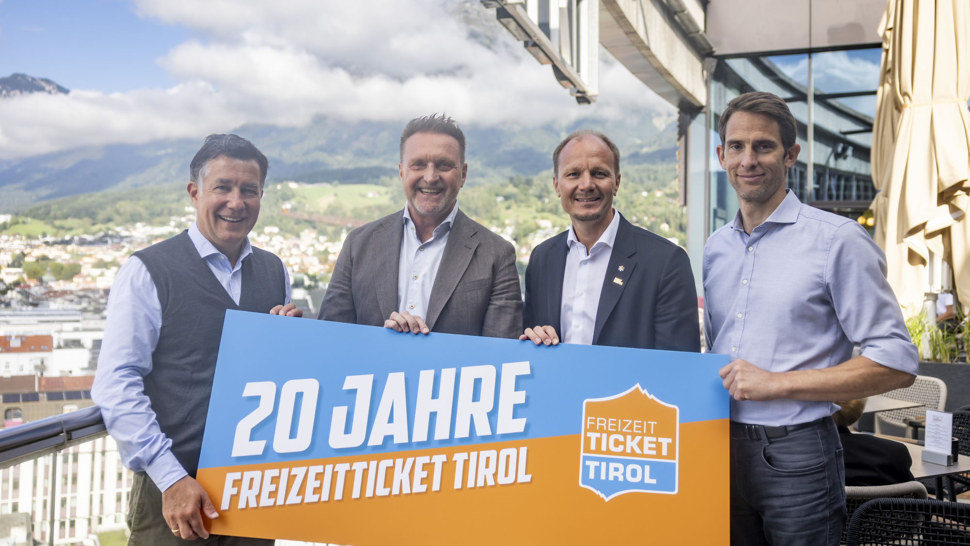 v.l.: Univ.-Prof. Dr. Martin Schnitzer (Leiter des Instituts für Sportwissenschaft der Universität Innsbruck), Thomas Schroll (Vorsitzender und Initiator des Freizeittickets Tirol), Johannes Anzengruber (Bürgermeister der Stadt Innsbruck) und Reinhard Klier (Sprecher der Tiroler Seilbahnen).
