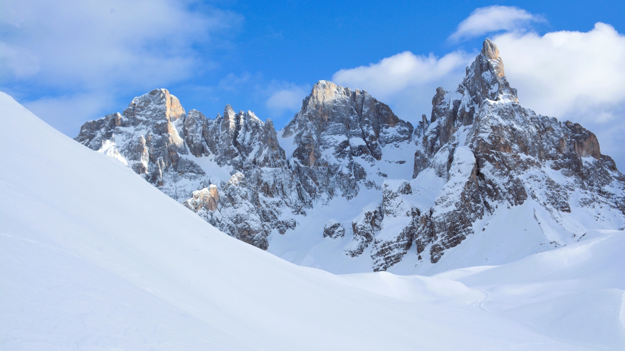 Die Pisten am Rolle Pass führen hautnah an die drei höchsten Pala-Gipfel heran,
rechts: Cimon della Pala (3184m)