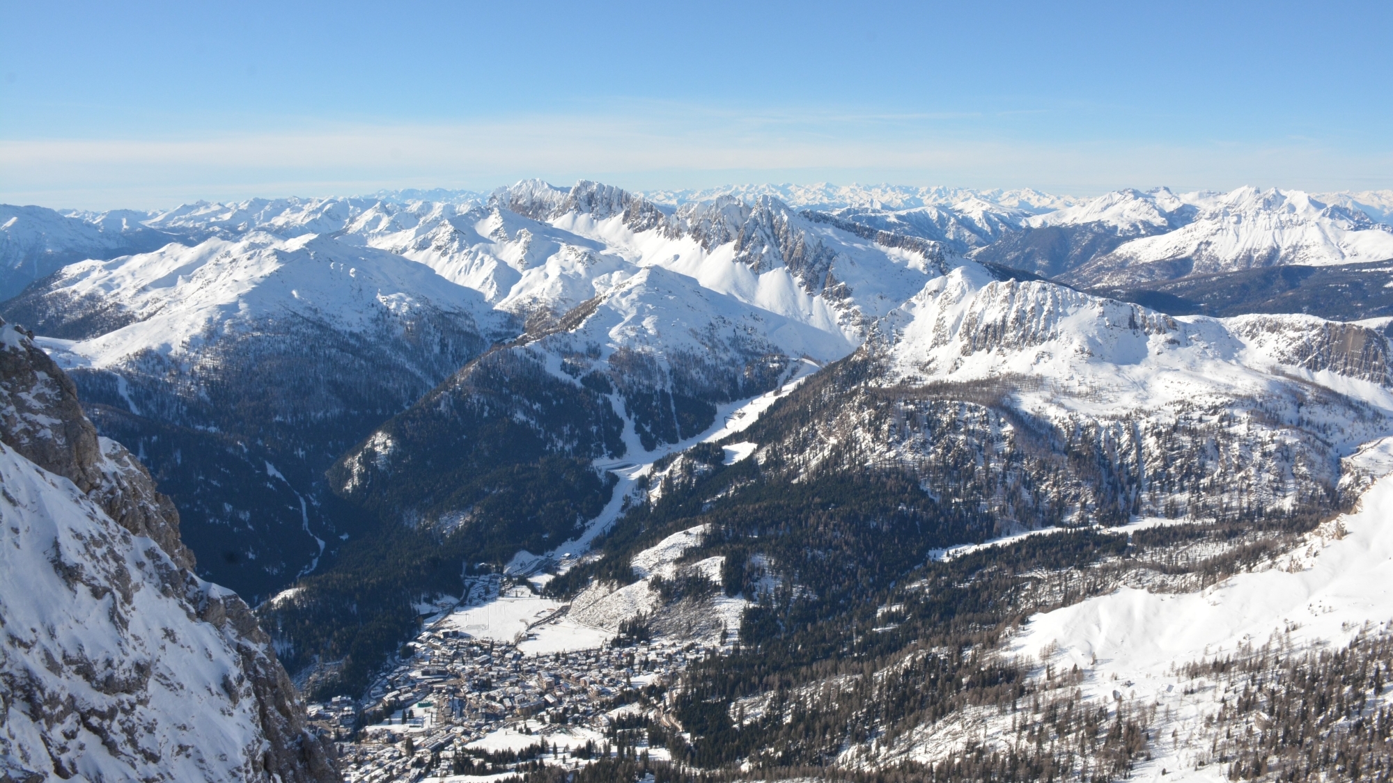 Tiefblick von der Cima Rosetta (2743m) auf San Martino di Castrozza und die
Lagorai-Kette