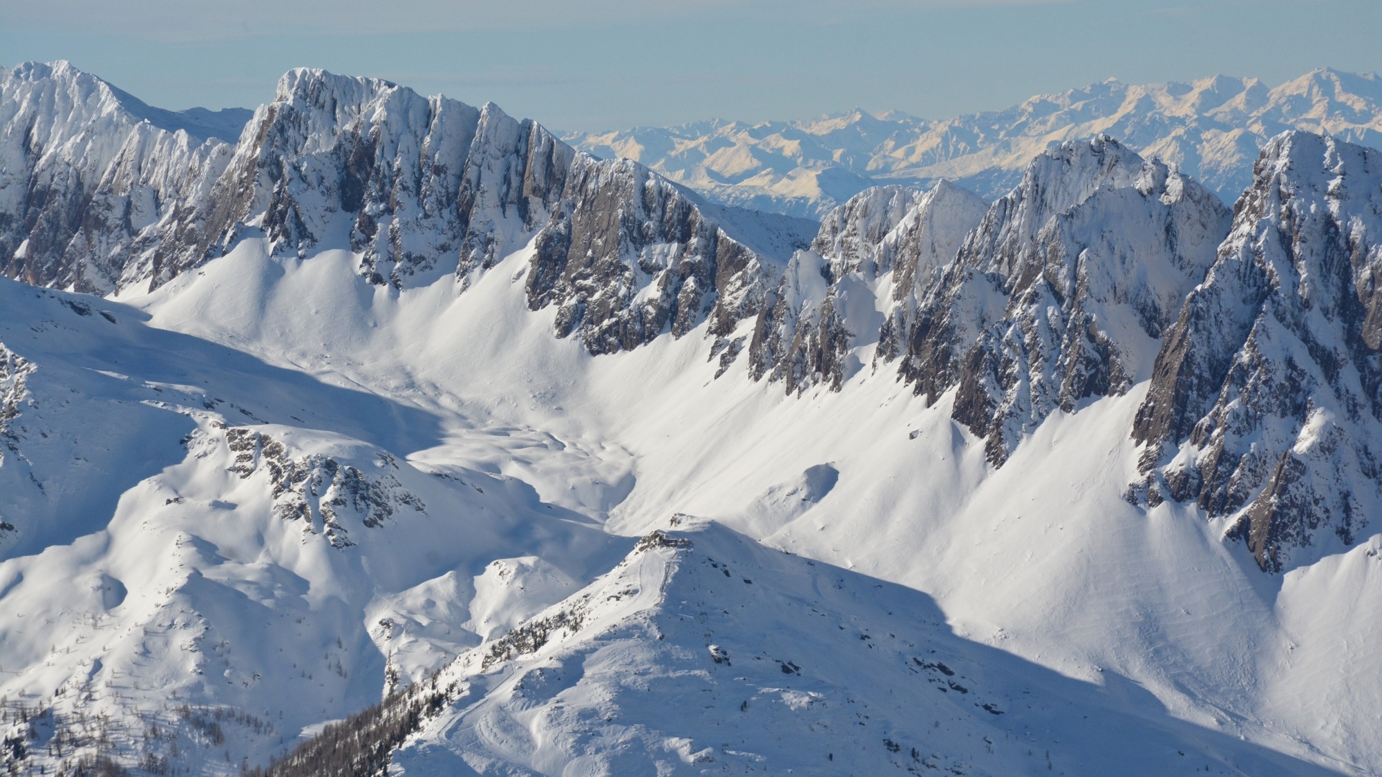 Bergstation beim Rifugio Punta Ces (Bildmitte), im Hintergrund die wilde Lagorai-Kette