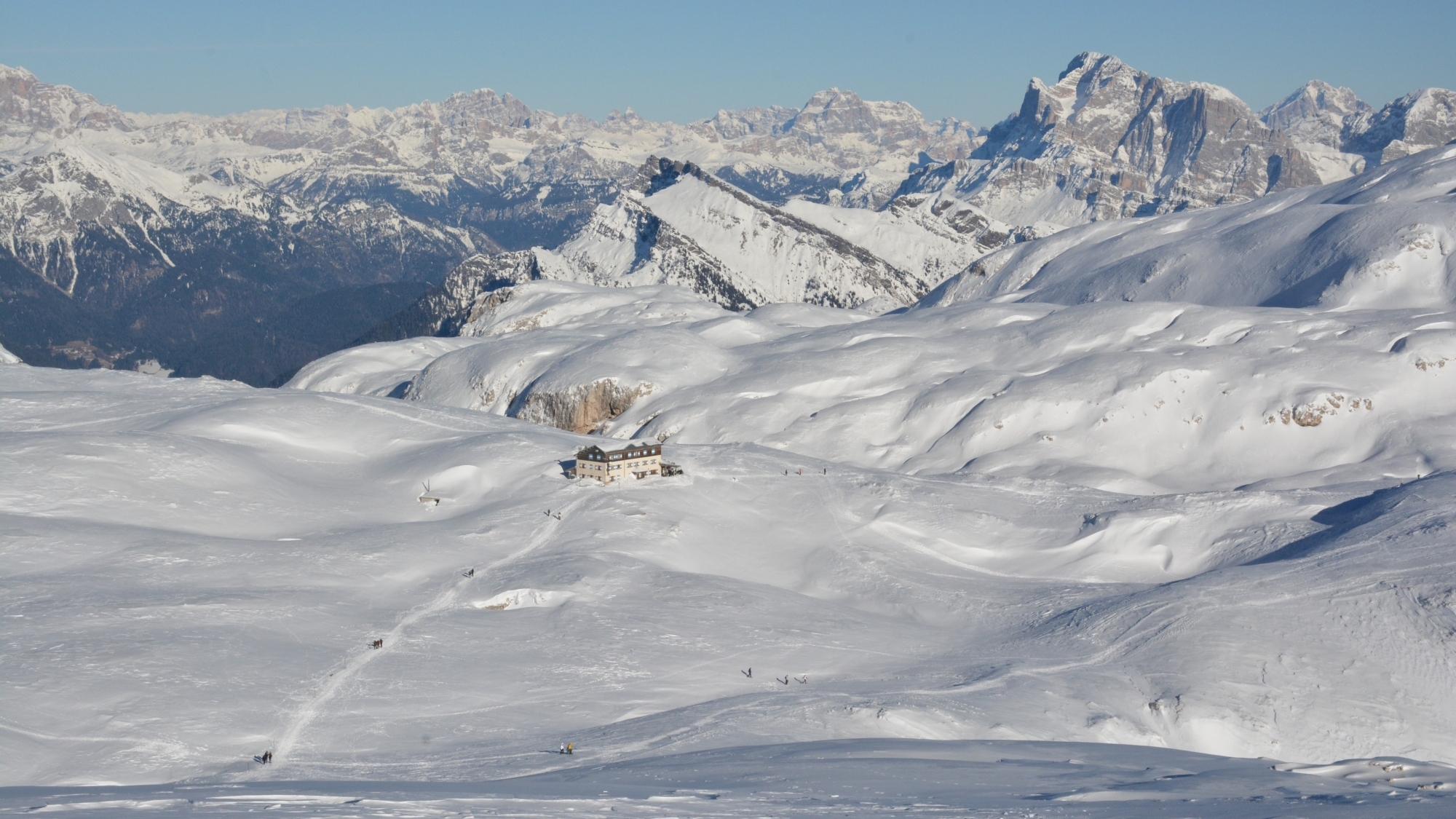 Blick vom Aufstieg zur Cima Rosetta auf die Pala-Hochfläche mit dem Rifugio
„Rosetta – Giovanni Pedrotti“ (2581m)