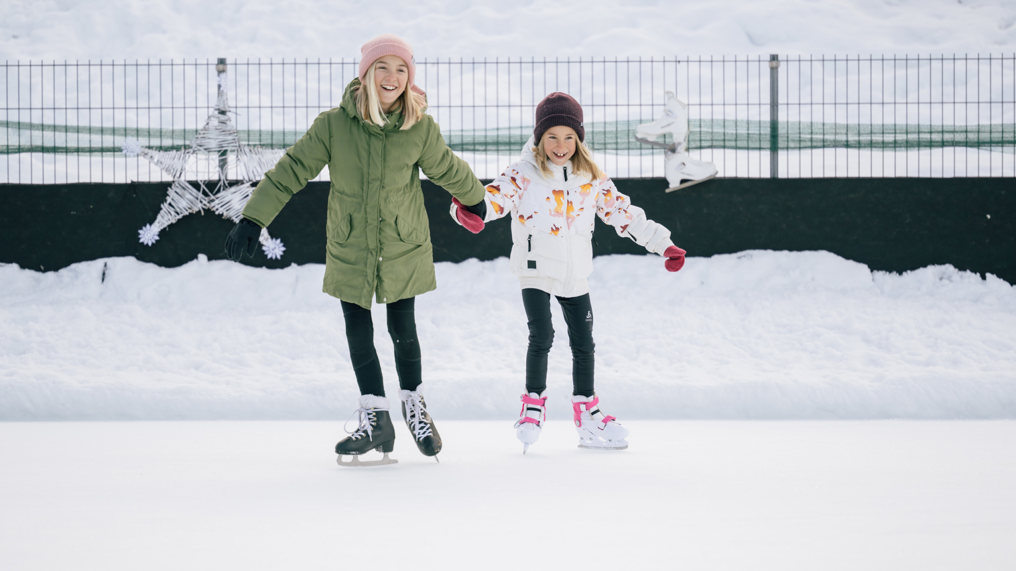 Kinder beim Eislaufen im Winter in Altenmarkt