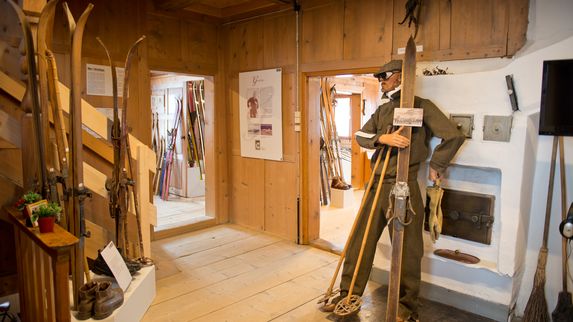 Kulisse Pfarrhof - FIS Skimuseum Damüls