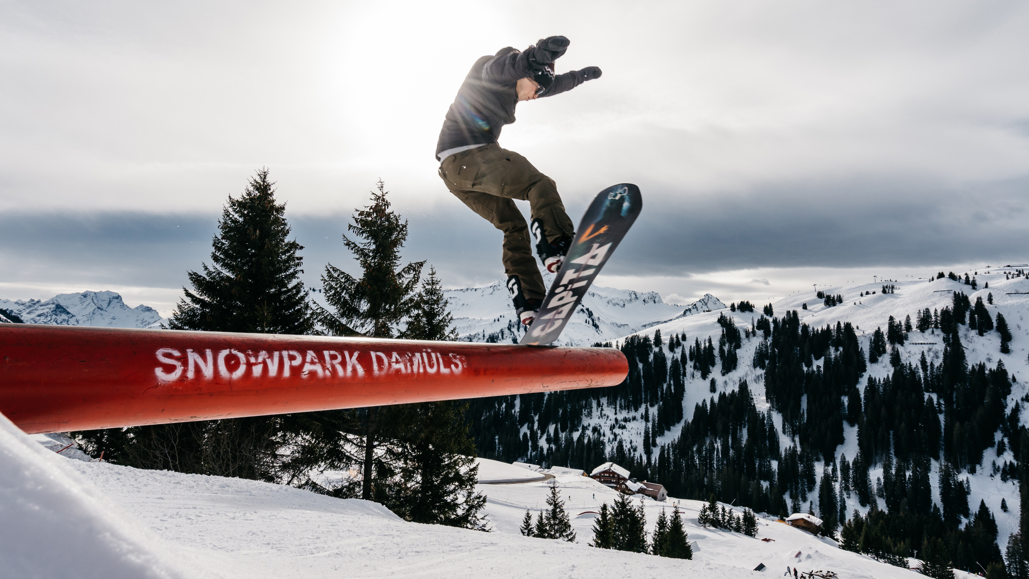 Snowboarder auf Snowpark Damüls